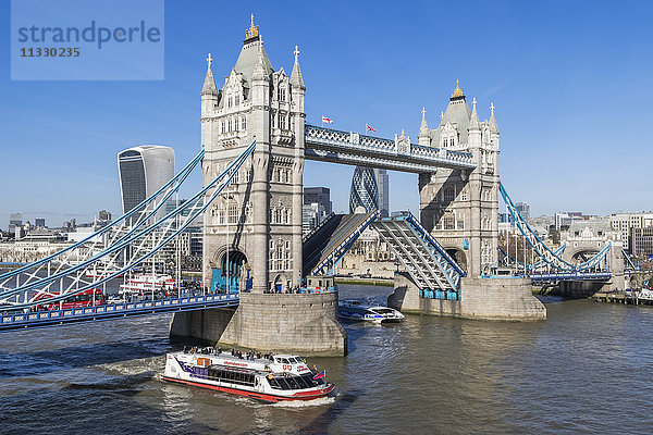 England  London  Tower Bridge und Stadt  Skyline