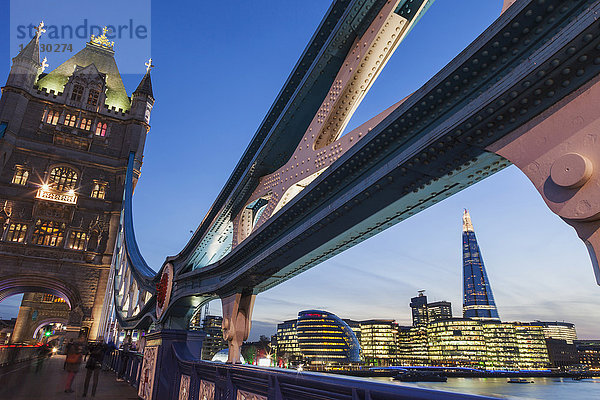 England  London  The Shard und Southwark Area Skyline von der Tower Bridge