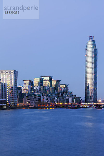 England  London  Vauxhall  Saint George Wharf und Vauxhall Tower in der Morgendämmerung