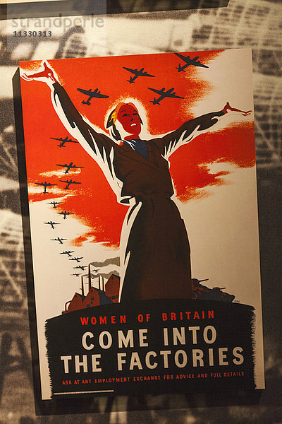 England  London  Lambeth  Imperial War Museum  WWII Poster für die Rekrutierung von Frauen für die Fabrikarbeit