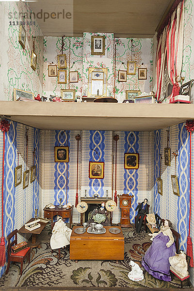 England  London  Bethnal Green  V&A Museum of Childhood  Viktorianisches Puppenhaus aus den 1840er Jahren