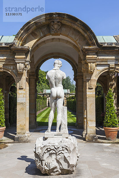 England  Kent  Hever  Hever Castle  Der italienische Garten  Statue eines nackten Mannes