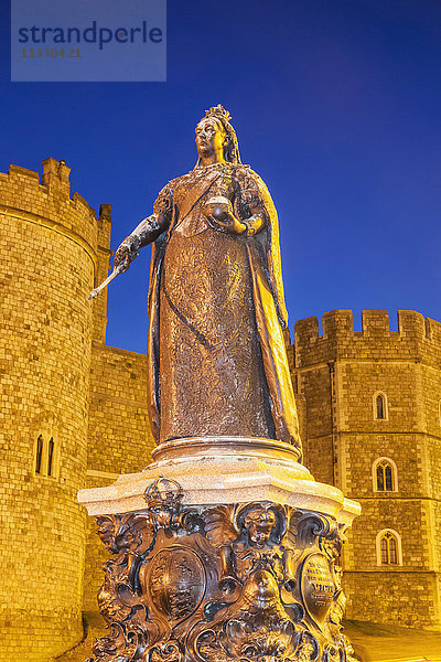 England  Berkshire  Windsor  Schloss Windsor  Statue von Königin Victoria