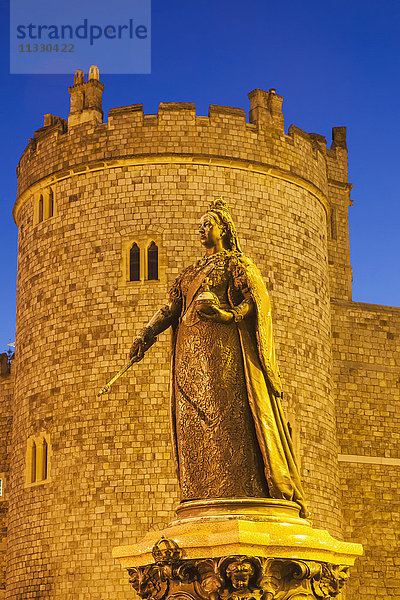 England  Berkshire  Windsor  Schloss Windsor  Statue von Königin Victoria