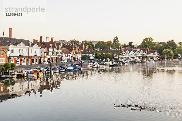 England  Oxfordshire  Henley-on-Thames  Stadtsilhouette und Fluss Themse