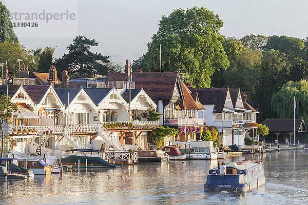 England  Oxfordshire  Henley-on-Thames  Bootshäuser und Kahn auf der Themse