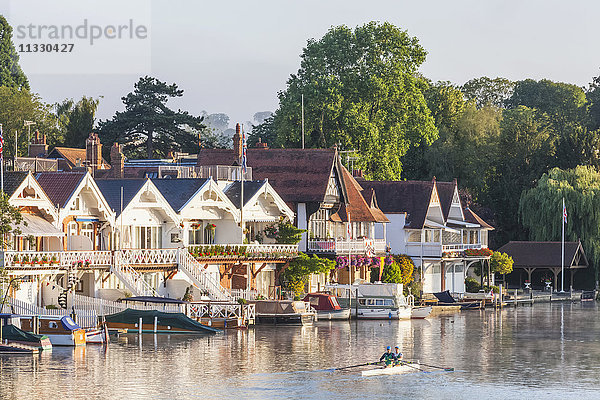 England  Oxfordshire  Henley-on-Thames  Bootshäuser und Ruderer an der Themse