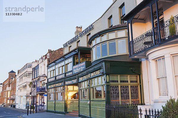 England  Kent  Broadstairs  Victoria Parade und The Charles Dickens Tavern