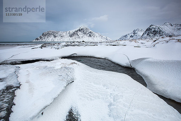 Landschaft im Winter auf den Lofoten  Norwegen