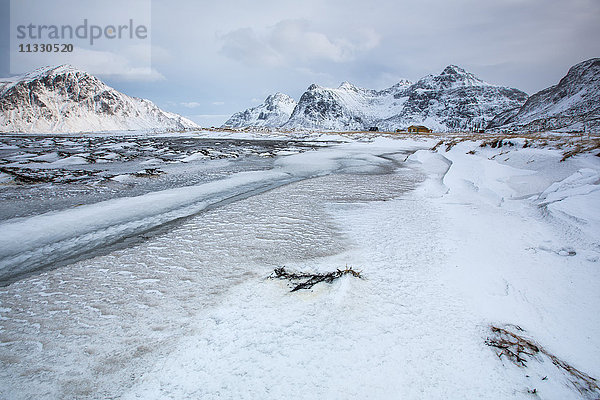 Flakstad im Winter auf den Lofoten  Norwegen