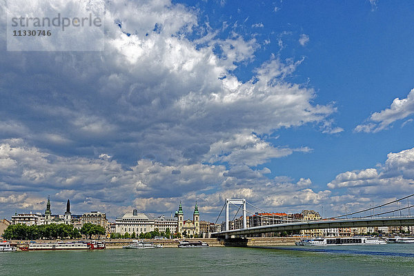 Elisabethbrücke  Erzsebet versteckt  die Donau  Kirche Belvarosi plebaniatemplom