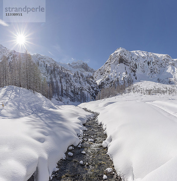 Sertigtal-Landschaft und Fluss bei Davos im Winter  Graubünden  Schweiz