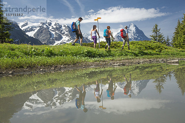 Wanderer an einem Bergsee auf der Grossen Scheidegg im Berner Oberland  Schweiz