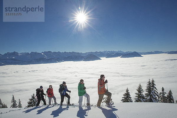 Gruppe bei einer Schneeschuhtour auf der Rigi im Winter in der Zentralschweiz