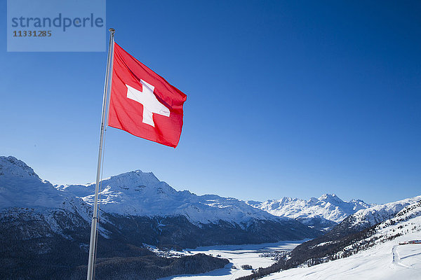 Schweizer Fahne über dem Engadin