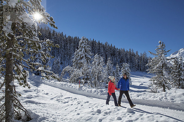 Paar beim Wandern am Statzersee bei St. Moritz im Winter in Graubünden