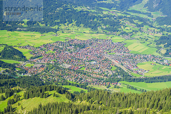 Luftbild der Stadt Oberstdorf in Bayern