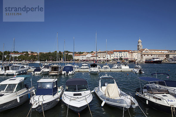 Blick über den Yachthafen auf die Stadt Krk  Kroatien