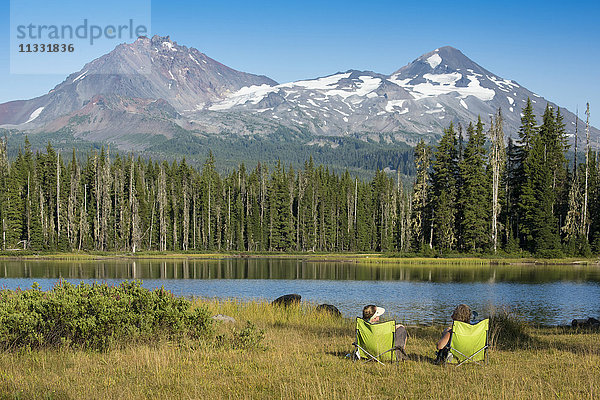 zwei Frauen sitzen auf Stühlen am Scott Lake  Oregon