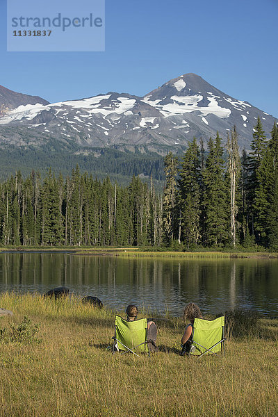 zwei Frauen sitzen auf Stühlen am Scott Lake  Oregon