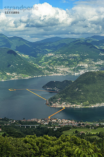 Italien  Lombardei  Iseosee  Die schwimmenden Stege  künstlerische Installation von Christo  3 km Fußweg zwischen Sulzano  Monte Isola (Dorf Peschiera Maraglio) und Isola di San Paolo