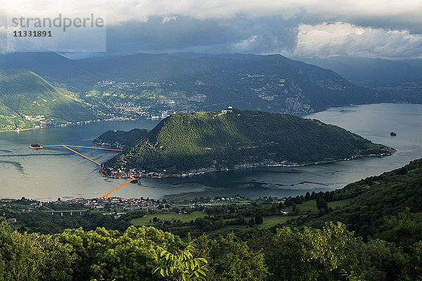 Italien  Lombardei  Iseosee  Die schwimmenden Stege  künstlerische Installation von Christo  3 km Fußweg zwischen Sulzano  Monte Isola (Dorf Peschiera Maraglio) und Isola di San Paolo