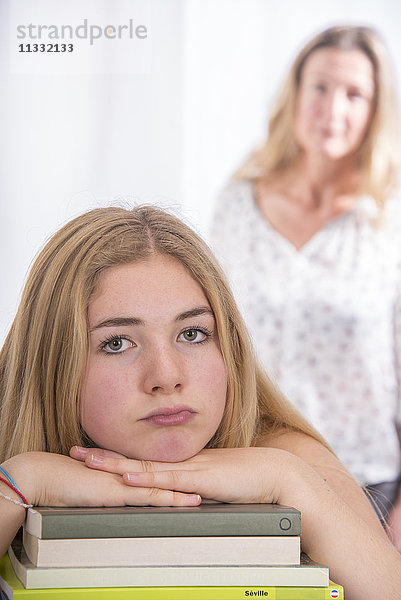 Teenager mit Schulbüchern.