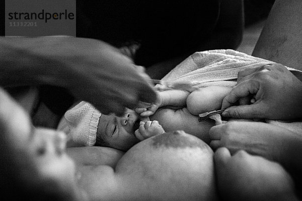 Reportage über Hausgeburten. Gisèle  eine freiberufliche Hebamme  hilft Paaren  die eine nicht-medizinische Hausgeburt in einem familiären Rahmen wünschen. Hausgeburten machen weltweit etwa 90 % der Geburten aus  in Frankreich jedoch nur 1 %.