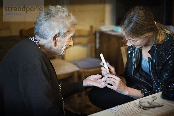 Reportage über eine selbstständige Krankenschwester in Haute-Savoie  Frankreich. Aline ist jeden Tag in ihrem kleinen Bergdorf unterwegs  um ihre Patienten zu besuchen. Sie hat auch eine Praxis in der Stadt  die sie sich mit zwei anderen Kollegen teilt. Aline testet den Blutzuckerspiegel eines Patienten.