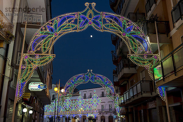 Italien  Apulien  Spinazzola  traditionelles ''luminarie'' Fest im Stadtzentrum'