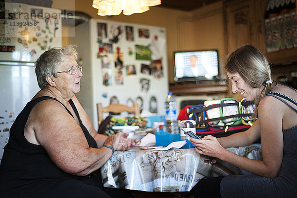 Reportage über eine selbstständige Krankenschwester in Haute-Savoie  Frankreich. Aline ist jeden Tag in ihrem kleinen Bergdorf unterwegs  um ihre Patienten zu besuchen. Sie hat auch eine Praxis in der Stadt  die sie sich mit zwei anderen Kollegen teilt. Lesen der französischen Gesundheitskarte des Patienten.