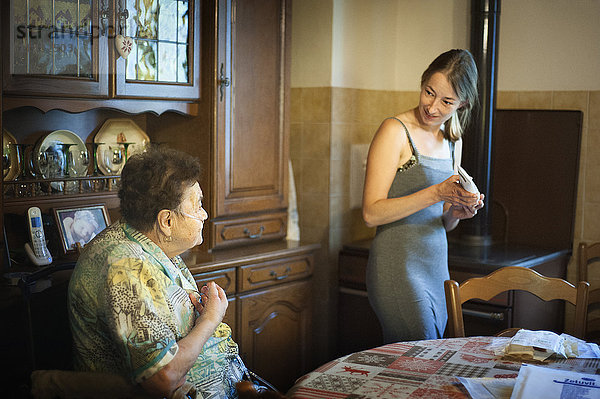 Reportage über eine selbstständige Krankenschwester in Haute-Savoie  Frankreich. Aline ist jeden Tag in ihrem kleinen Bergdorf unterwegs  um ihre Patienten zu besuchen. Sie hat auch eine Praxis in der Stadt  die sie sich mit zwei anderen Kollegen teilt.