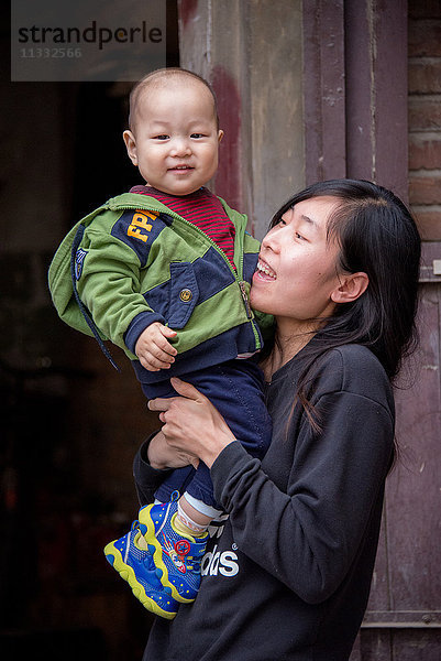 Asien China Peking Mutter und Sohn