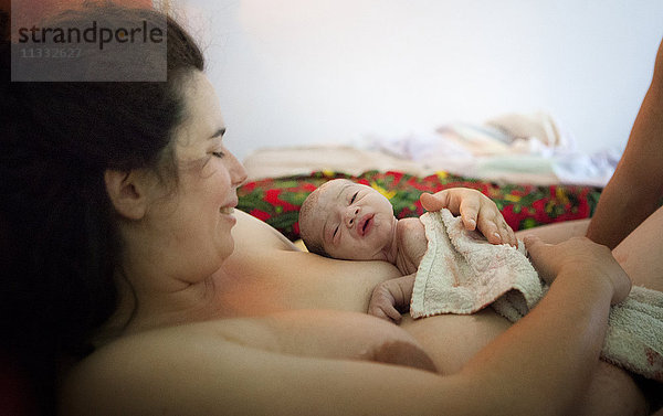 Reportage über Hausgeburten. Gisèle  eine freiberufliche Hebamme  hilft Paaren  die eine nicht-medizinische Hausgeburt in einem familiären Rahmen wünschen. Hausgeburten machen weltweit etwa 90 % der Geburten aus  in Frankreich jedoch nur 1 %.