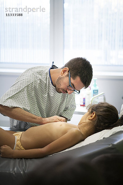 Reportage aus der pädiatrischen Notaufnahme eines Krankenhauses in Haute-Savoie  Frankreich. Ein Arzt führt einen Bluttest für eine Blutuntersuchung durch.