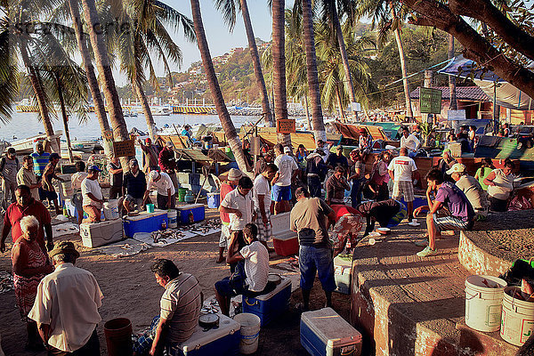 Beach Principal und Fischmarkt im Hafen von Zihuatanejo  Ixtapa-Zihuatanejo-Stadt  Mexiko