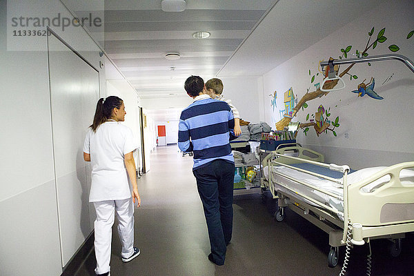 Reportage aus der pädiatrischen Notaufnahme eines Krankenhauses in Haute-Savoie  Frankreich. Eine Krankenschwester begleitet einen Vater und seinen Sohn.