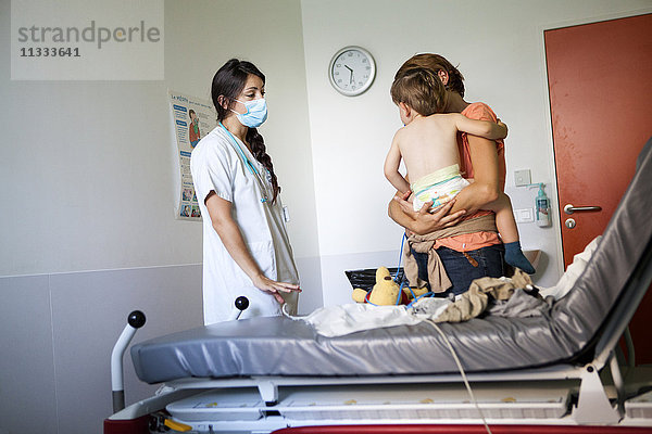 Reportage aus der pädiatrischen Notaufnahme eines Krankenhauses in Haute-Savoie  Frankreich. Ein Arzt spricht mit einem kleinen Jungen und seiner Mutter.