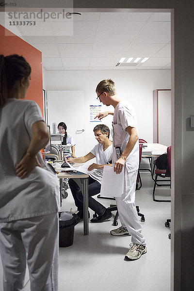 Reportage aus der pädiatrischen Notaufnahme eines Krankenhauses in Haute-Savoie  Frankreich. Krankenschwester und Ärzte.