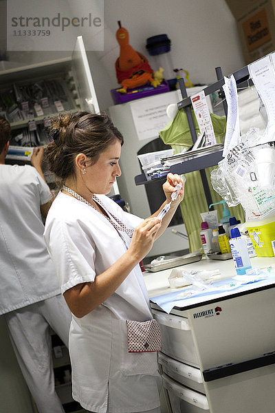 Reportage aus der pädiatrischen Notaufnahme eines Krankenhauses in Haute-Savoie  Frankreich. Eine Krankenschwester bereitet eine Behandlung mit einem Schmerzmittel vor.