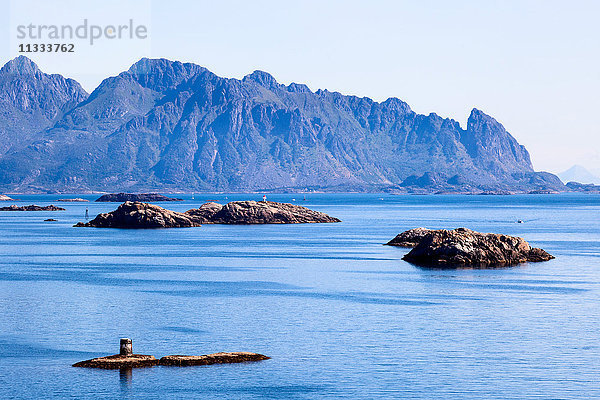 Europa  Norwegen  Lofoten  Hinnoya  Meereslandschaften mit Felsen  Bergen und blauem Meer