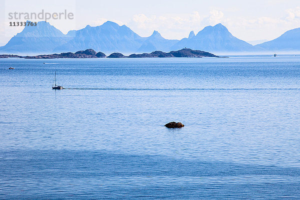 Europa  Norwegen  Lofoten  Hinnoya  Meereslandschaften mit Felsen  Bergen und blauem Meer