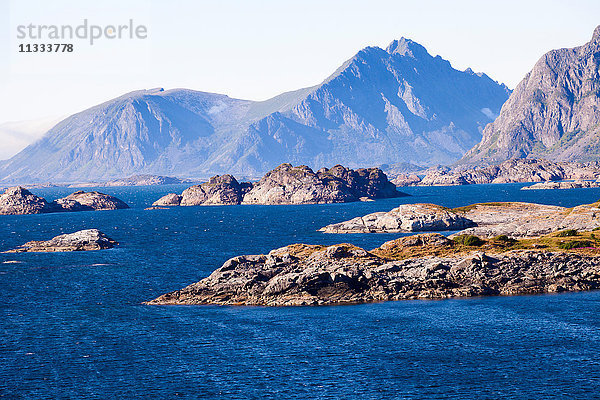 Europa  Norwegen  Lofoten  Henningsvaer  Meereslandschaften mit Felsen und Bergen