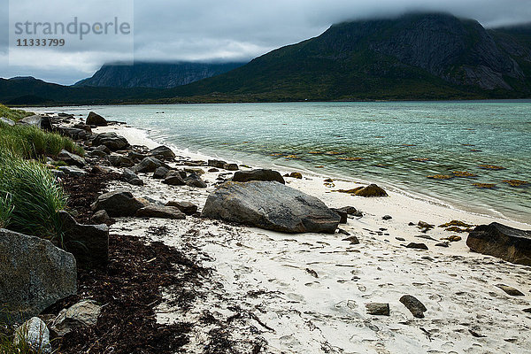 Europa  Norwegen  Lofoten  Insel Flakstadoya  Sandstrand