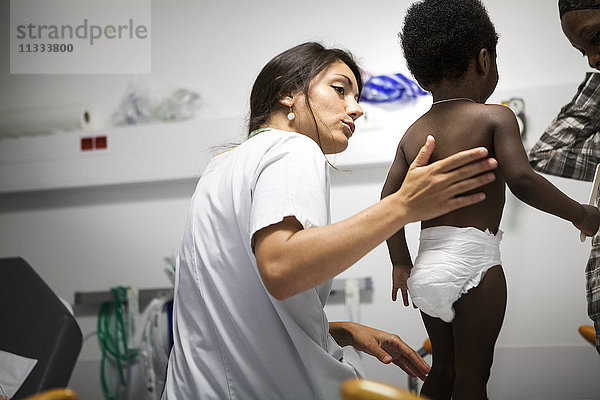 Reportage aus der pädiatrischen Notaufnahme eines Krankenhauses in Haute-Savoie  Frankreich. Ein Arzt untersucht ein Baby.
