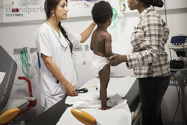 Reportage aus der pädiatrischen Notaufnahme eines Krankenhauses in Haute-Savoie  Frankreich. Ein Arzt spricht mit der Mutter eines jungen Patienten.
