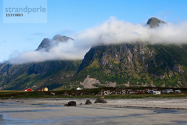 Europa  Norwegen  Lofoten  Skagsanden Strand  einer der schönsten Strände der Lofoten  bei Ebbe