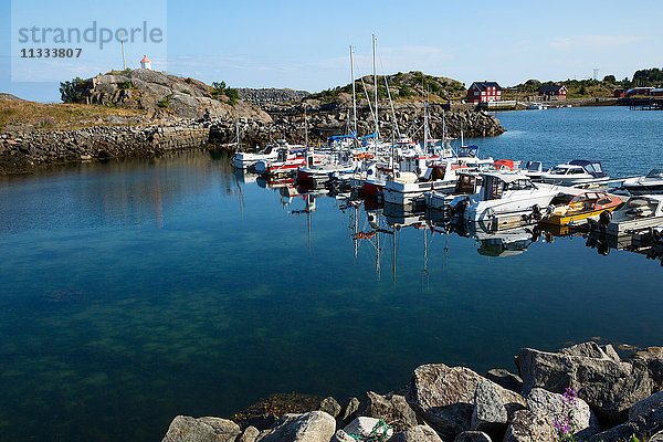 Europa  Norwegen  Lofoten  Vestvagoy  ein kleines Dorf der Fischer