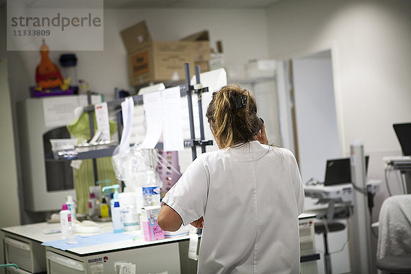 Reportage aus der pädiatrischen Notaufnahme eines Krankenhauses in Haute-Savoie  Frankreich. Eine Krankenschwester am Telefon.