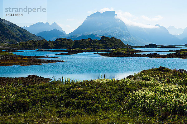 Europa  Norwegen  Lofoten  Insel Flakstadoya  malerische Aussicht auf Berge  Meer und Land